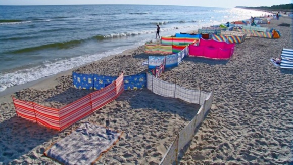 Leżing, plażing, smażing i… parawaning