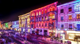 Light Move Festival. Łódź ma moc! Sztuka, LIFESTYLE - Festiwale światła robią furorę na świecie. Miasta zamieniają w magiczne krainy iskrzące feerią barw. Nic dziwnego, że przyciągają jak magnez okolicznych mieszkańców i turystów z całego świata. Dostrzegli to łódzcy społecznicy, którzy stworzyli Light. Move. Festival.