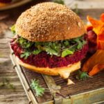 Wegetariańskie barbecue: Soczyście warzywne burgery z buraka