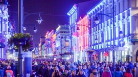 Światowy trend festiwali światła. Teraz także w Polsce Sztuka, LIFESTYLE - Na świecie istnieje wiele festiwali światła m. in. we Francji, Stanach Zjednoczonych, a nawet w Australii i Chinach. W Polsce największy jest Light. Move. Festival., który w zeszłym roku przyciągnął do Łodzi ponad pół miliona osób.