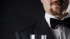 Jak wybrać alkohol na prezent? Styl życia, LIFESTYLE - Poszukując pomysłu na prezent, często rozważamy kupno alkoholu – to niezobowiązujący i elegancki prezent, którym przy możemy sprawić obdarowanemu sporo radości, zarówno komuś bliskiemu jak i np. klientowi czy szefowi.