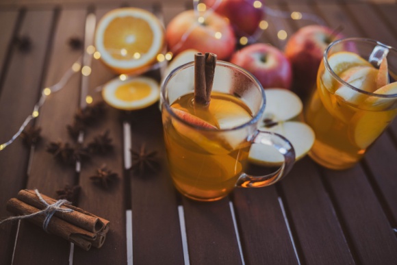 Tłoczone Jabłko w zimowej inspiracji od Braci Sadowników Styl życia, LIFESTYLE - Cynamon, imbir, goździki – przyprawy korzenne, które rozgrzewają i smakują. A gdyby tak połączyć je z naturalnym, tłoczonym sokiem jabłkowym, tworząc bezalkoholowego grzańca?