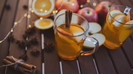 Tłoczone Jabłko w zimowej inspiracji od Braci Sadowników Styl życia, LIFESTYLE - Cynamon, imbir, goździki – przyprawy korzenne, które rozgrzewają i smakują. A gdyby tak połączyć je z naturalnym, tłoczonym sokiem jabłkowym, tworząc bezalkoholowego grzańca?