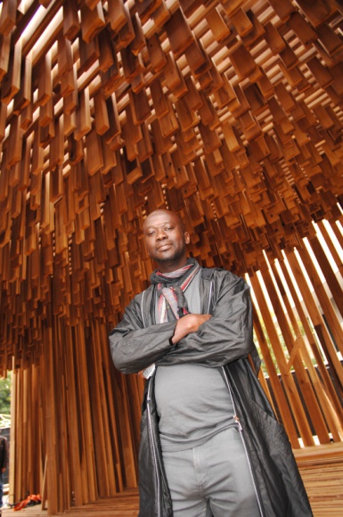 Pawilon z tulipanowca, The Sclera, uświetni wystawę Davida Adjaye w Londynie Sztuka, LIFESTYLE - Od 2 lutego 2019 r. w Muzeum Designu w Londynie można oglądać wystawę uznanego architekta, Sir Davida Adjaye, pt. „David Adjaye: Making Memory”, poświęconą roli miejsc pamięci we współczesnej architekturze.
