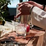 „Blushing Bar” z czerwonego dębu amerykańskiego w Mediolanie