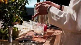„Blushing Bar” z czerwonego dębu amerykańskiego w Mediolanie