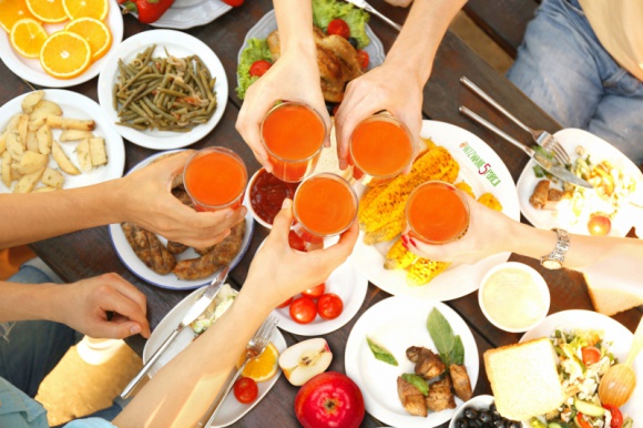 Światowy Dzień Soku: Co o soku myślą specjaliści? Styl życia, LIFESTYLE - Jak powinien wyglądać prawdziwy toast na zdrowie? Wzniesiony szklanką pełnego wartości odżywczych soku warzywnego lub owocowego! W Światowy Dzień Soku, który przypada na 30 maja, dowiedz się, co o soku myślą specjaliści.