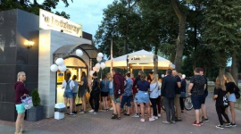 Noc lodożerców Styl życia, LIFESTYLE - Lody o północy? Czemu nie! 16 sierpnia miłośnicy zimnych deserów spotkali się podczas drugiej „Nocy lodożerców”, organizowanej przez „u Lodziarzy” Wytwórnię Lodów Polskich. Wydarzenie przyciągnęło wielu entuzjastów nietypowych smaków.
