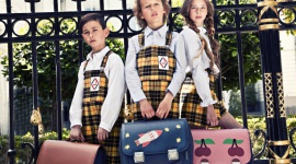 Strój i tornistry w stylu vintage. Tak właśnie teraz kształtuje się szkolna moda