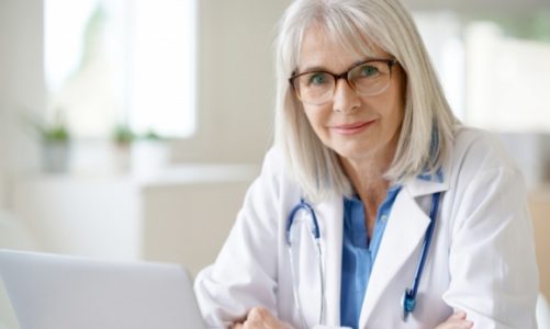 Psycholożka, adwokatka, pediatrka – co Polacy sądzą o feminatywach?