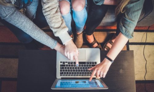 „Somsiad ma horom curke, a jego madka lubi pieseły” – czy Internet zagraża popra