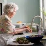 Aż 63 proc. seniorów twierdzi, że nie potrzebuje pomocy podczas kwarantanny