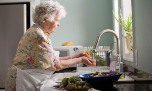 Aż 63 proc. seniorów twierdzi, że nie potrzebuje pomocy podczas kwarantanny