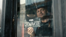 Tyskie w nowym spocie świętuje powrót przejść na TY w pubach