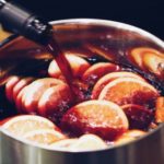 Przepisy na zimowe drinki, które rozgrzeją każdego
