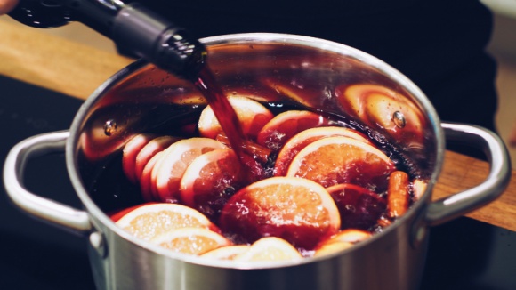 Przepisy na zimowe drinki, które rozgrzeją każdego